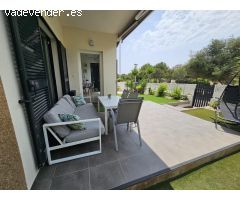 CHALET INDEPENDIENTE EN URBANIZACION CON PISCINA PROPIA Y JARDIN