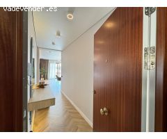 APARTAMENTO CON VISTAS AL MAR! REFORMADO EN PRIMERA LINEA! 3 DORM. 2 BAÑOS. PISCINA. 90M2.