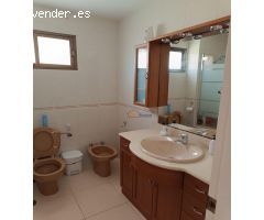 BONITO BAJO DE 2 DORMITORIOS, GARAJE Y PISCINA EN AGUADULCE NORTE