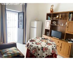 Casa típica andaluza con dos habitaciones dobles y terraza privada — ideal para reformar a tu gusto