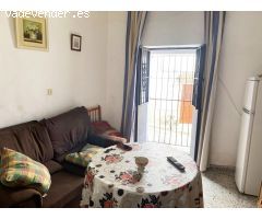 Casa típica andaluza con dos habitaciones dobles y terraza privada — ideal para reformar a tu gusto