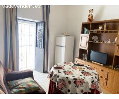 Casa típica andaluza con dos habitaciones dobles y terraza privada — ideal para reformar a tu gusto
