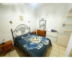 Casa típica andaluza con dos habitaciones dobles y terraza privada — ideal para reformar a tu gusto