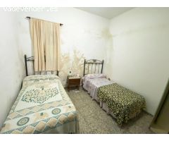 Casa típica andaluza con dos habitaciones dobles y terraza privada — ideal para reformar a tu gusto