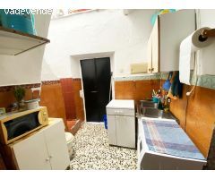 Casa típica andaluza con dos habitaciones dobles y terraza privada — ideal para reformar a tu gusto