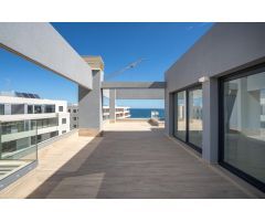 ¡Impresionante ático en primera línea con vistas al mar!
