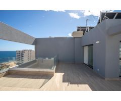 ¡Impresionante ático en primera línea con vistas al mar!