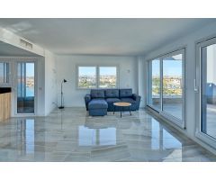 ¡Impresionante ático en primera línea con vistas al mar!