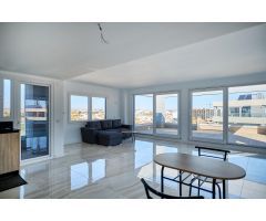 ¡Impresionante ático en primera línea con vistas al mar!