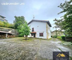 Casa Independiente de 365m2 con jardín y garaje grande en finca de 1033m2 en Areitio, Vizcaya.