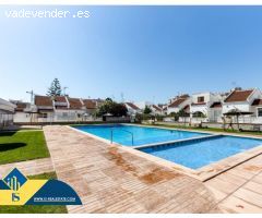 Oportunidad! Fantastico adosado con parcela delante y detrás + 3 piscinas comunitarias!
