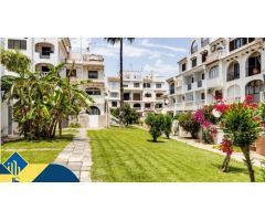Oportunidad! Fantastico adosado con parcela delante y detrás + 3 piscinas comunitarias!