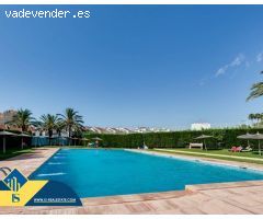 Oportunidad! Fantastico adosado con parcela delante y detrás + 3 piscinas comunitarias!