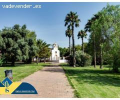 Oportunidad! Fantastico adosado con parcela delante y detrás + 3 piscinas comunitarias!