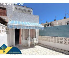 Oportunidad! Fantastico adosado con parcela delante y detrás + 3 piscinas comunitarias!