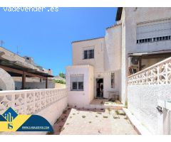 Oportunidad! Fantastico adosado con parcela delante y detrás + 3 piscinas comunitarias!