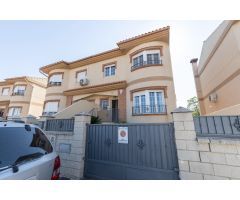 Pareado con piscina, barbacoa y garaje en Belicena – a 15 min de Granada