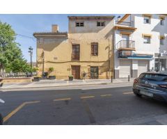 Casa de tres plantas con 288 m2 a reformar frente al Ayuntamiento de Ogíjares