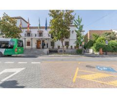 Casa de tres plantas con 288 m2 a reformar frente al Ayuntamiento de Ogíjares