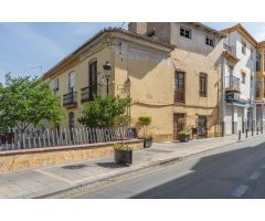 Casa de tres plantas con 288 m2 a reformar frente al Ayuntamiento de Ogíjares