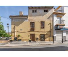 Casa de tres plantas con 288 m2 a reformar frente al Ayuntamiento de Ogíjares