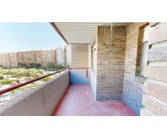 PISO DE 84M2 ÚTILES  CON PLAZA DE GARAJE EN CALLE ILLUECA. Cuatro dormitorios, salón con terraza, co