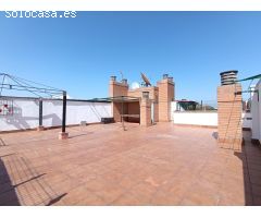 Piso de 100m2 útiles  con terraza de 109m2, distribuidos en cuatro dormitorios, salón, cocina y dos 