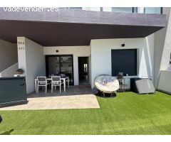 ADOSADO DE PLANTA BAJA EN SAN MIGUEL DE SALINAS CON PISCINA COMUNITARIA Y TERRAZAS