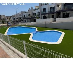 ADOSADO DE PLANTA BAJA EN SAN MIGUEL DE SALINAS CON PISCINA COMUNITARIA Y TERRAZAS
