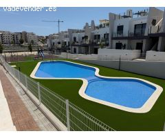 ADOSADO DE PLANTA BAJA EN SAN MIGUEL DE SALINAS CON PISCINA COMUNITARIA Y TERRAZAS