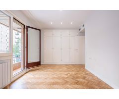 Piso de 2 dormitorios y 1 baño con garaje en calle San Ignacio de Loyola