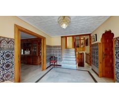 Chalet con piscina privada y casa de invitados. Gran parcela en Miralbueno