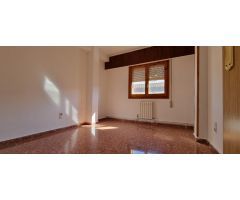Utebo, calle Panticosa, salón 4 dormitorios. Urb. con piscina