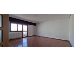 Utebo, calle Panticosa, salón 4 dormitorios. Urb. con piscina