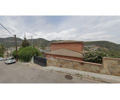 Se vende casa OKUPA en Calle Enric Granados 37 de Vallirana (Barcelona).