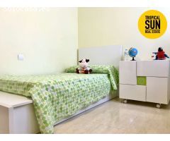 Residencial Las Palmeras. Piso en Plaza Colón, Urbanización Roquetas de Mar.