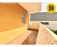 Residencial Las Palmeras. Piso en Plaza Colón, Urbanización Roquetas de Mar.