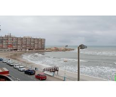 En la 1º línea de la bonita playa de Los Locos, con una vista impresionante al mar.