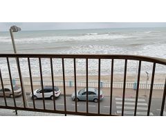 En la 1º línea de la bonita playa de Los Locos, con una vista impresionante al mar.