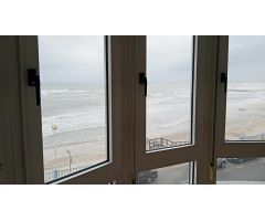 En la 1º línea de la bonita playa de Los Locos, con una vista impresionante al mar.