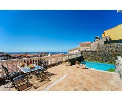 ¡Elegante villa con vistas al mar! 4 dormitorios y amplias zonas exteriores en Loma II – Arguineguín