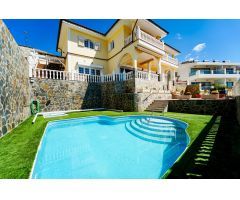 ¡Elegante villa con vistas al mar! 4 dormitorios y amplias zonas exteriores en Loma II – Arguineguín