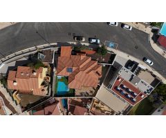 ¡Elegante villa con vistas al mar! 4 dormitorios y amplias zonas exteriores en Loma II – Arguineguín