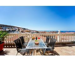 ¡Elegante villa con vistas al mar! 4 dormitorios y amplias zonas exteriores en Loma II – Arguineguín