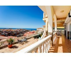 ¡Elegante villa con vistas al mar! 4 dormitorios y amplias zonas exteriores en Loma II – Arguineguín
