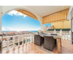 ¡Elegante villa con vistas al mar! 4 dormitorios y amplias zonas exteriores en Loma II – Arguineguín