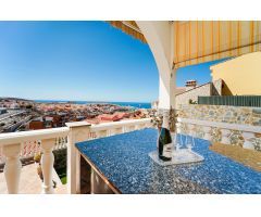 ¡Elegante villa con vistas al mar! 4 dormitorios y amplias zonas exteriores en Loma II – Arguineguín