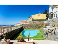 ¡Elegante villa con vistas al mar! 4 dormitorios y amplias zonas exteriores en Loma II – Arguineguín