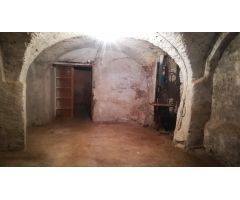Espacio Único en el Corazón de Castellón de Ampurias con Potencial Ilimitado