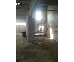 Espacio Único en el Corazón de Castellón de Ampurias con Potencial Ilimitado